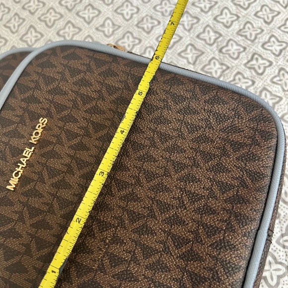 MICHAEL KORS 
Jet Set Travel Medium Logo Crossbody Bag - Picture 6 of 8